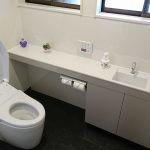小倉南区S様邸トイレ内装リフォーム工事後④TOTO　カウンター＋手洗い器システムシリーズ